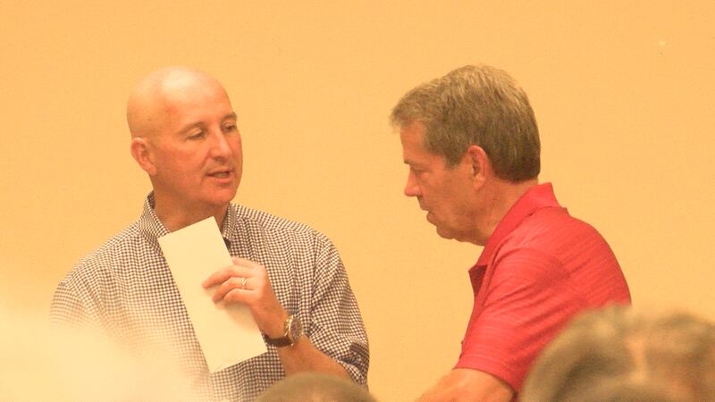 Pete Ricketts talking with Jim Pillen